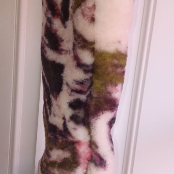 UGG Claire Tabouret Fluff Boot - Picture 6 of 9